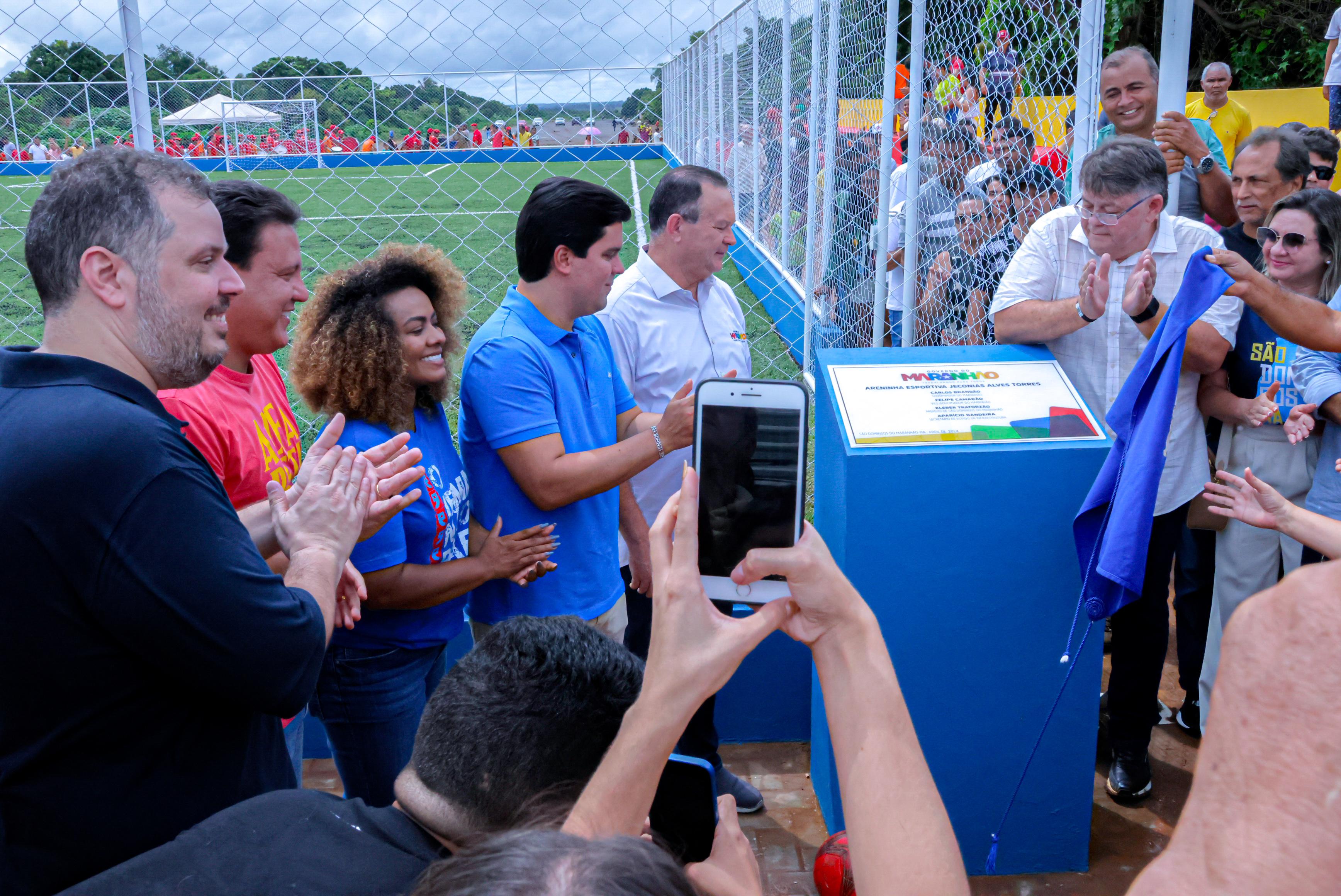 Deputado Rodrigo Lago, governador Carlos Brandão e demais autoridades na inauguração da Areninha Esportiva, em São Domingos do MA