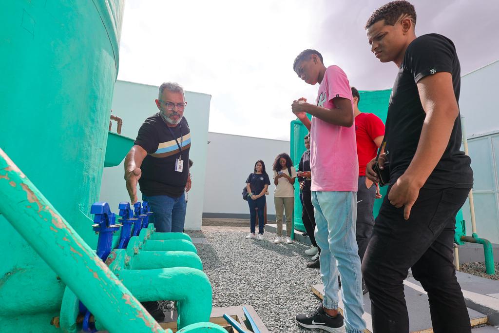 Alunos do Centro de Ensino Barbosa de Godois durante visita a Estação de Tratamento de Esgoto da Alema 