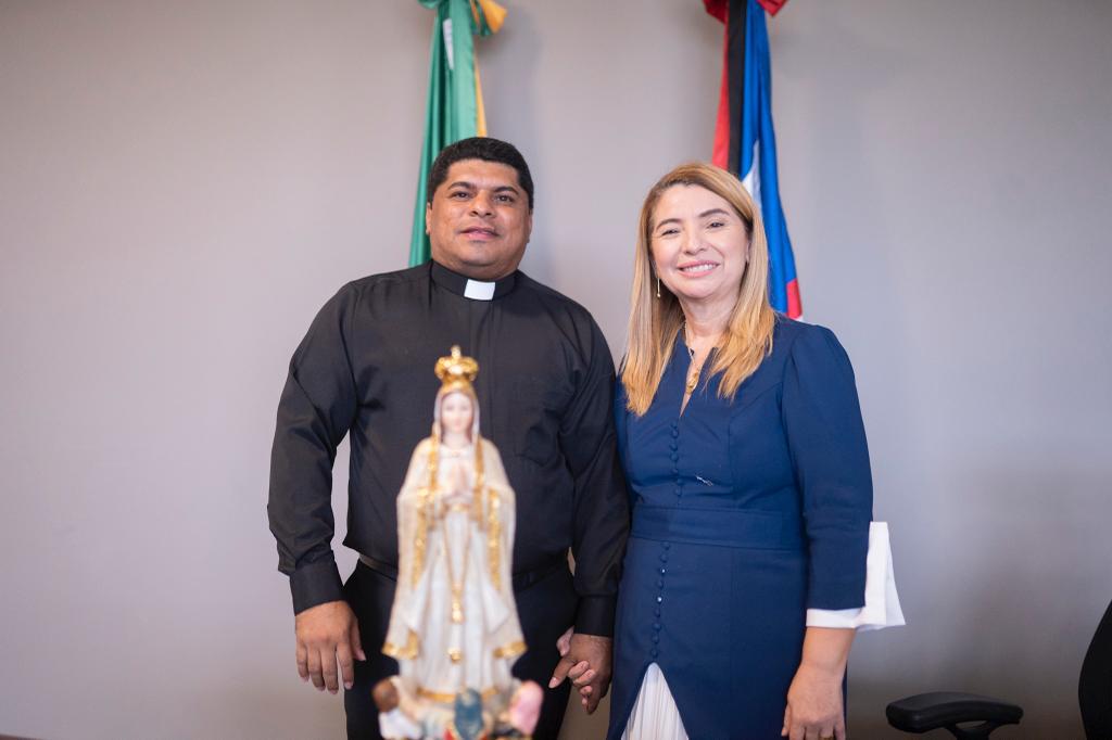 Iracema Vale recebe visita do padre James Teixeira da Paróquia de Urbano Santos