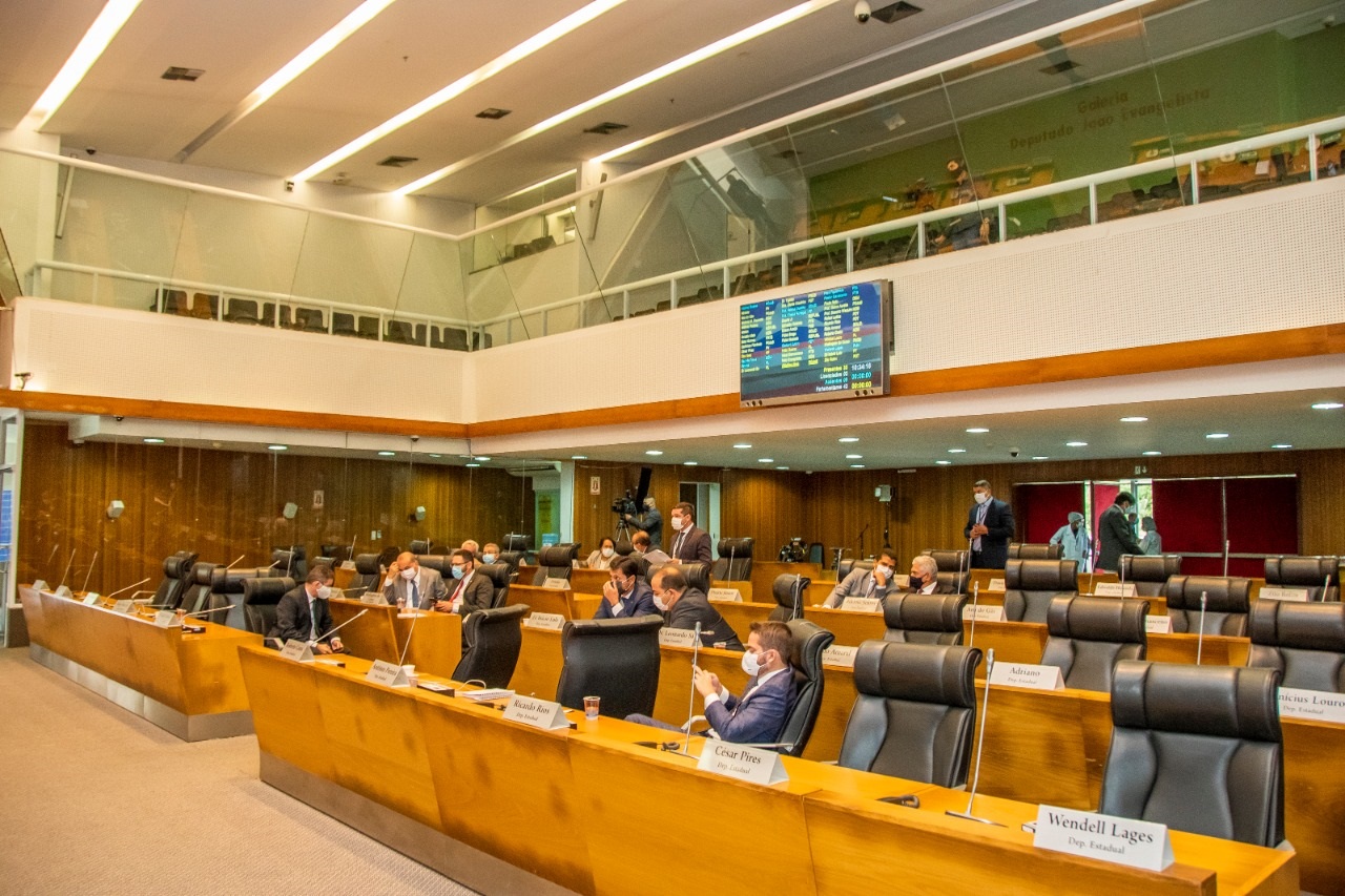 Deputados participam de forma presencial da sessão plenária da Assembleia Legislativa do Maranhão