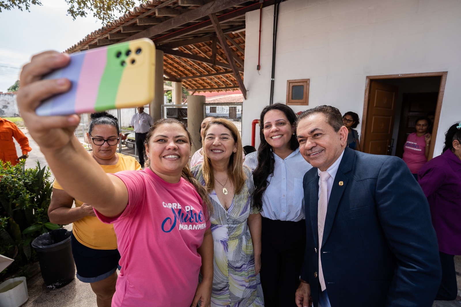 Iracema Vale com a presidente do Gedema, Carol Duailibe, e o deputado Antônio Pereira em registro com profissional da equipe da Carreta da Mulher