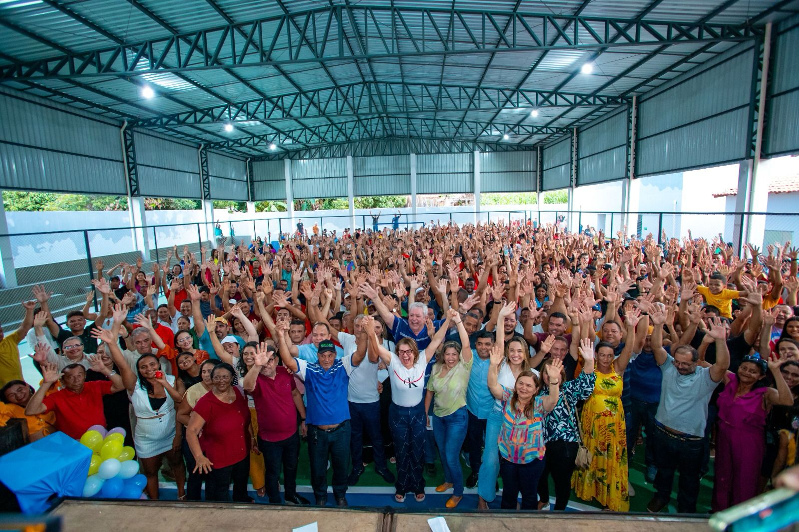 Deputada Cláudia Coutinho, demais autoridades e comunidade na quadra poliesportiva da escola