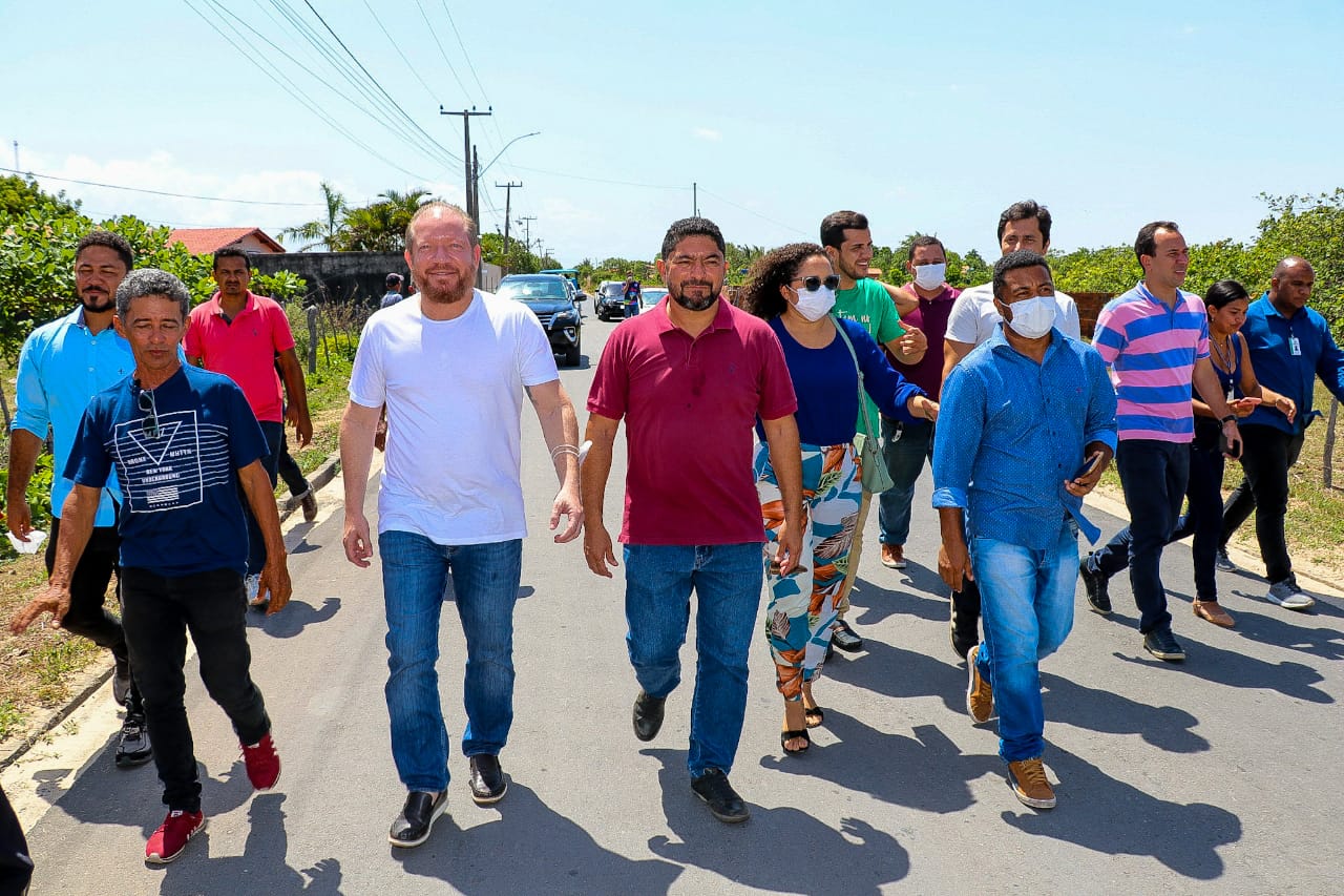 Othelino visita obra de pavimentação concluída em rua de Paulino Neves