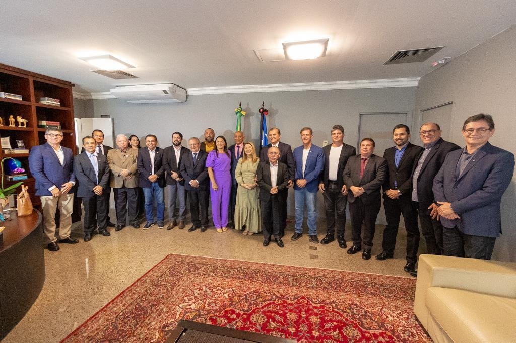 Presidente Iracema Vale com representantes da classe empresarial após reunião realizada na Assembleia Legislativa