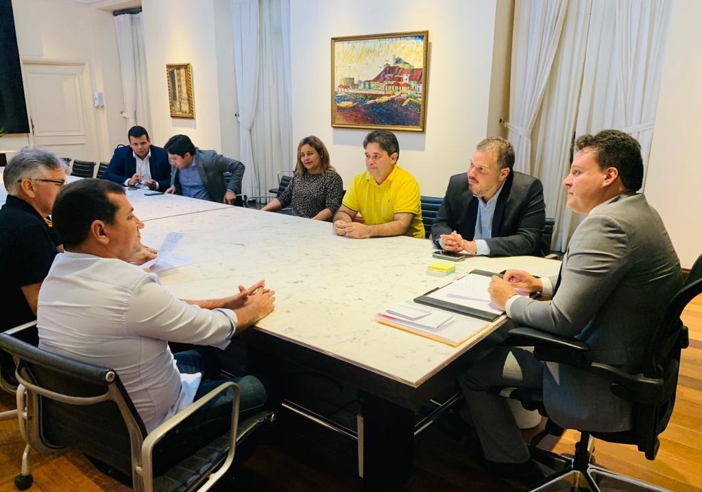Deputado Rodrigo Lago em reunião com o governador em exercício Felipe Camarão e lideranças