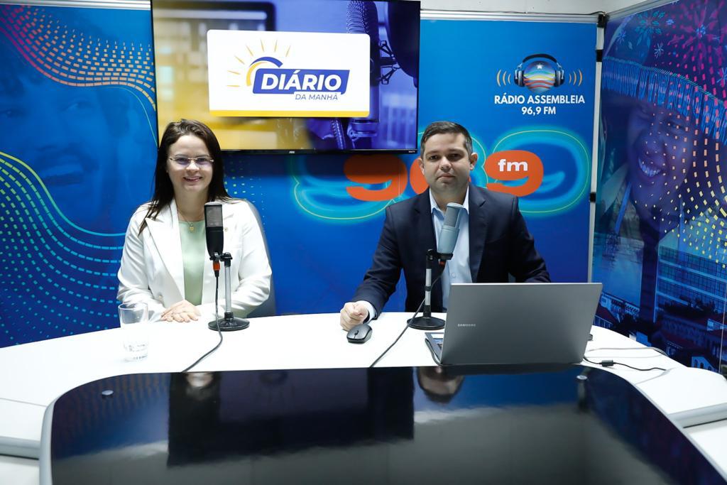 Deputada Fabiana Vilar com o jornalista e apresentador Ronald Segundo, no intervalo do programa