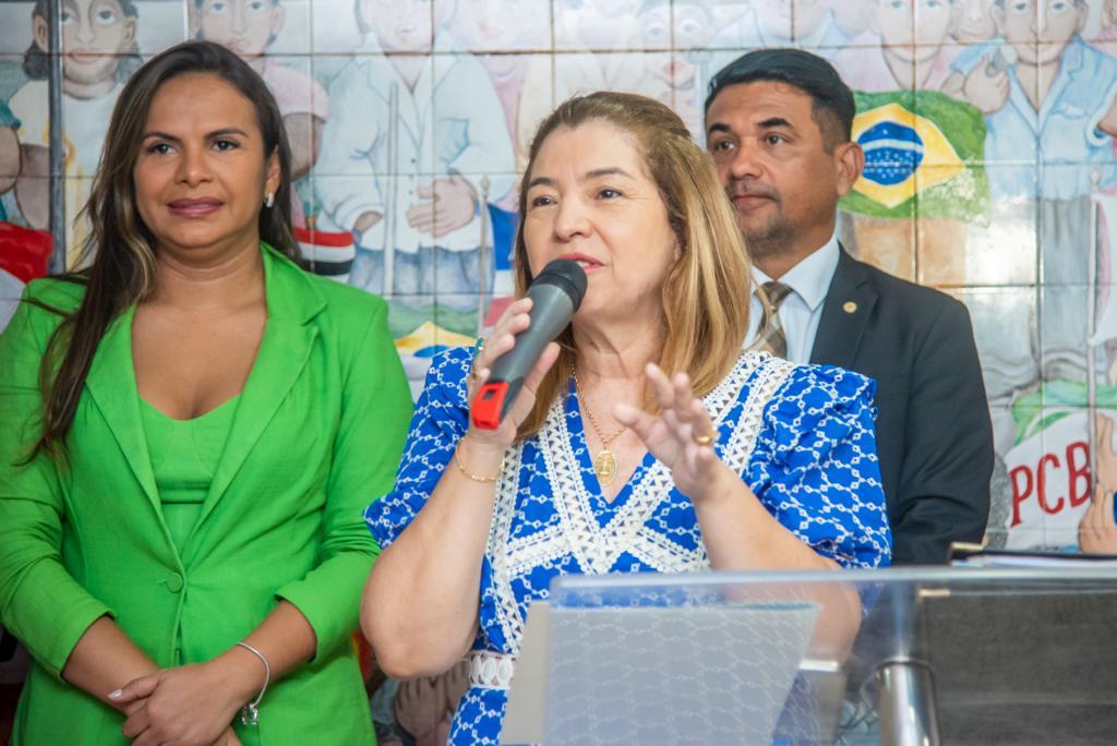 Iracema Vale agredece dedicação e trabalho dos servidores da Assembleia