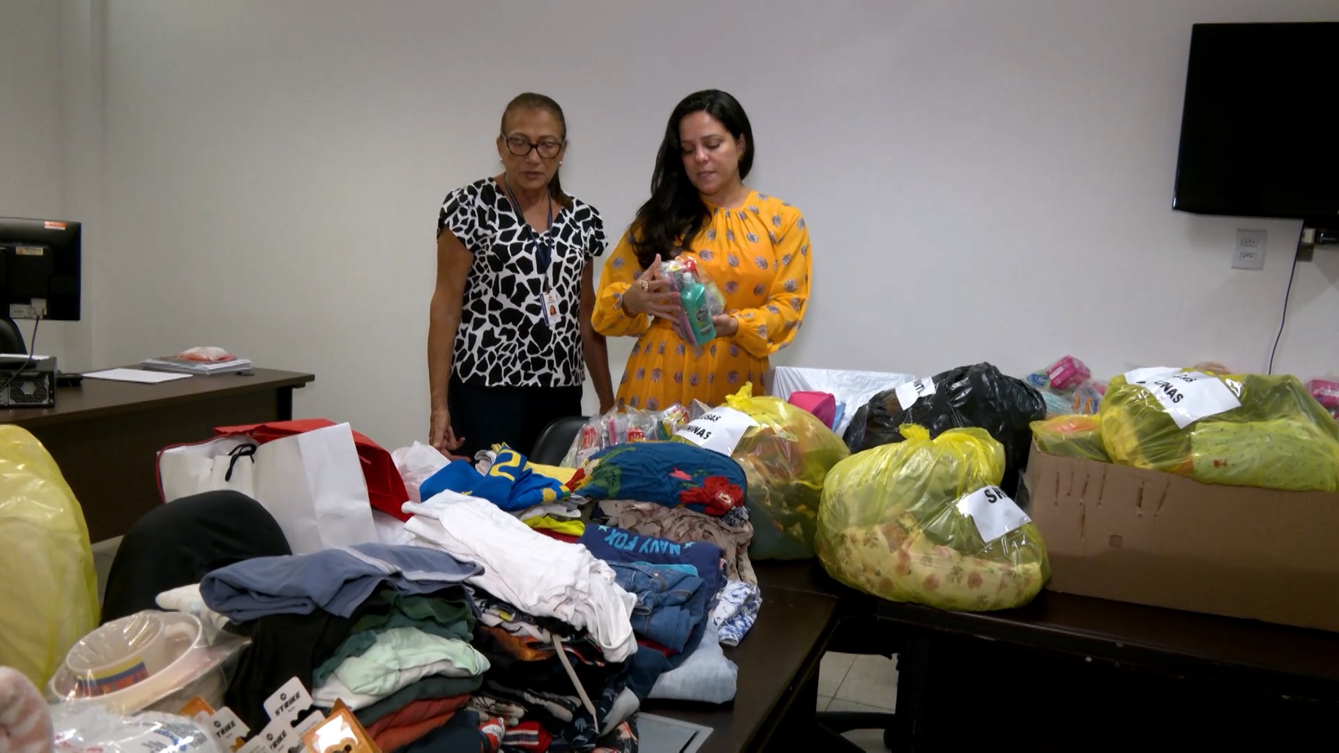 Carol Duailibe observa produtos no posto de coleta instalado no hall de entrada da Assembleia Legislativa  