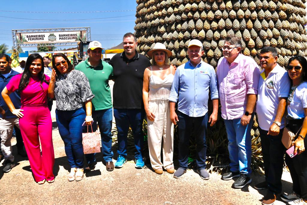 Rodrigo Lago, governador Carlos Brandão e outras autoridades durante o 4º Festival do Abacaxi em São Domingos do Maranhão