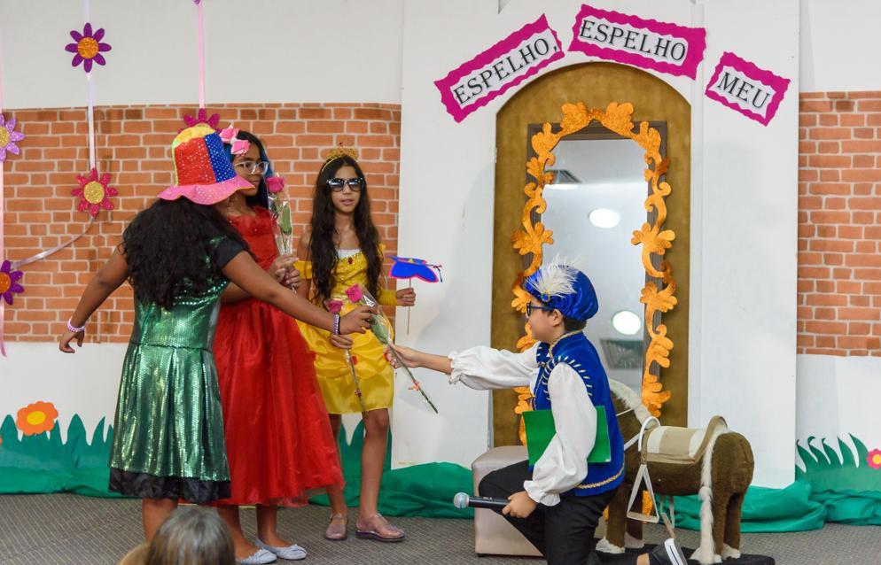 Creche-Escola Sementinha homenageia as mulheres com apresentação teatral  