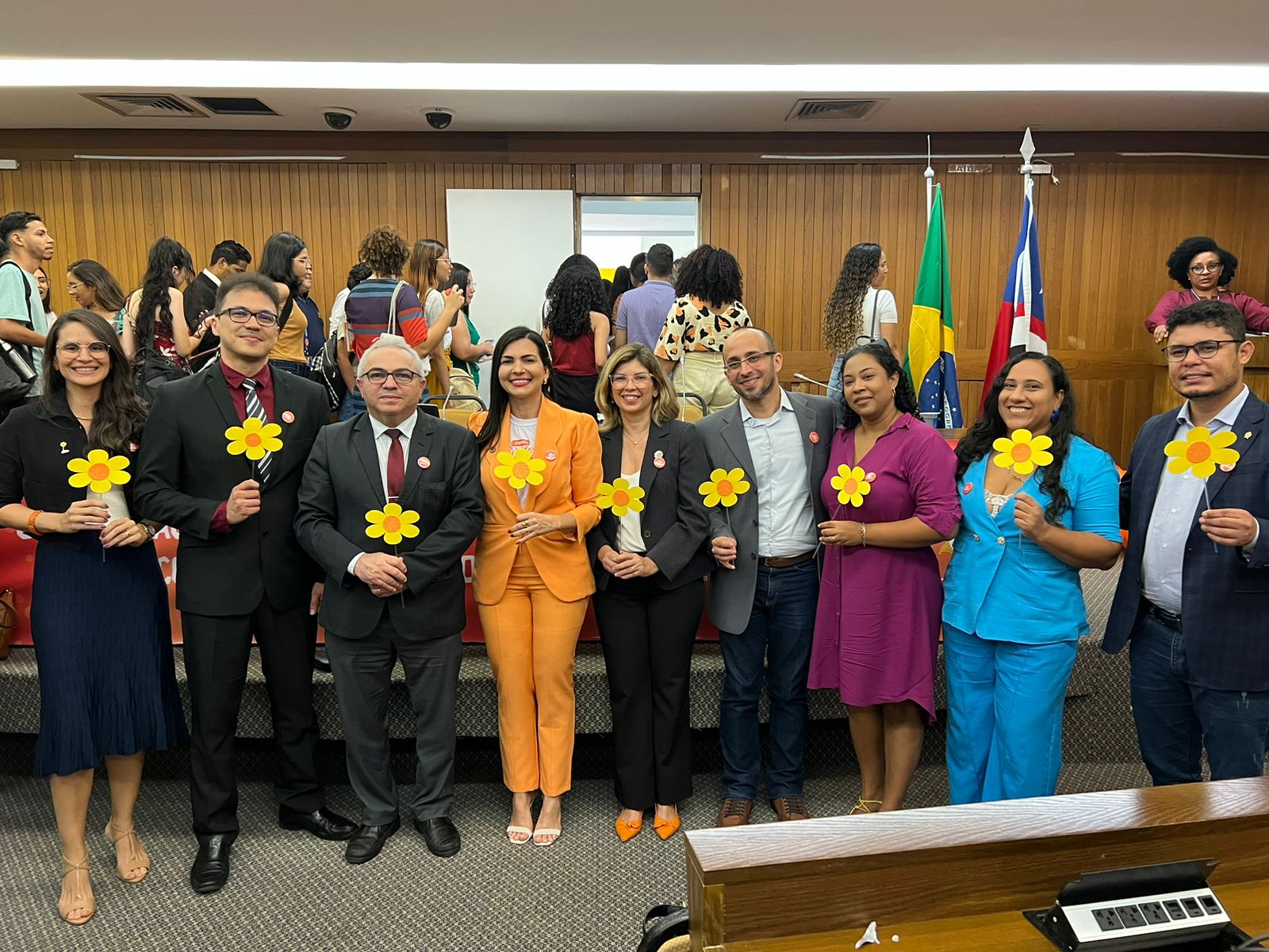 Janaina Ramos em registro com autoridades que participaram do I Seminário Maio Laranja