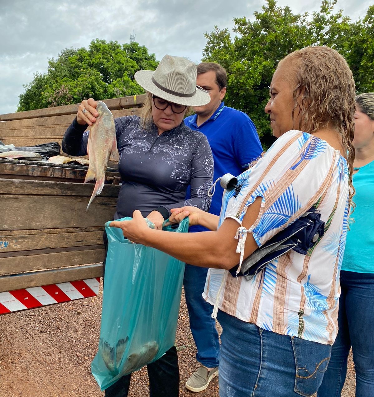 Deputada Cláudia Coutinho distribui peixe e garante pescado na mesa para a população   