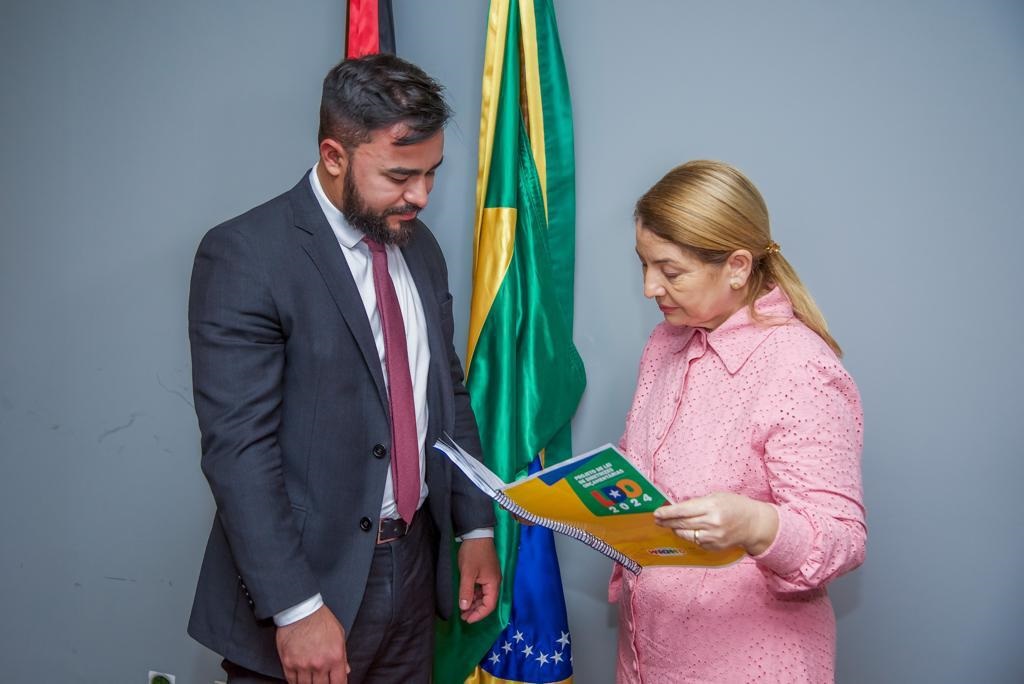 Presidente da Assembleia, Iracena Vale, e o secretário adjunto da Seplan, Roberto Matos, analisam o documento 
