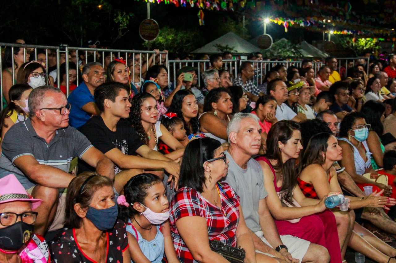 Quem preferiu, acomodou-se na arquibancada, com uma visão panorâmica do tablado e do palco de apresentações 