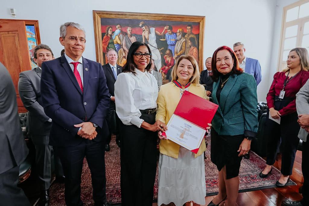 Iracema Vale é homenageada com mais alta comenda do Poder Judiciário maranhense