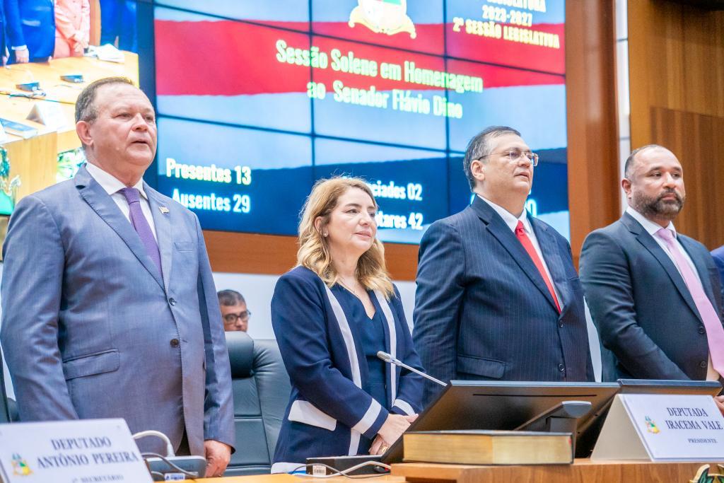 Flávio Dino, ao lado de Carlos Brandão, Iracema Vale e Roberto Costa, durante ato solene realizado em sua homenagem  