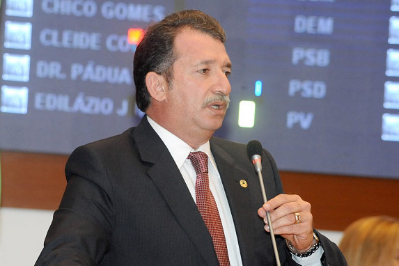 Magno parabeniza Raimundo Barros pela eleição de desembargador