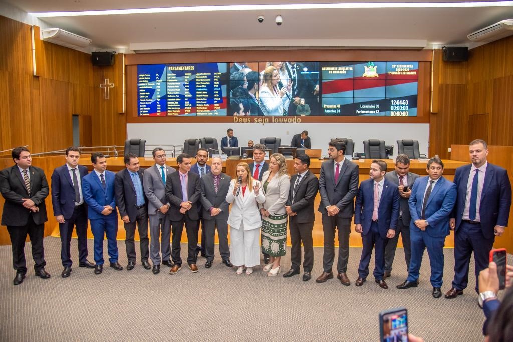 Presidente Iracema Vale e parlamentares com o procurador-geral de Justiça, Eduardo Nicolau, no plenário
