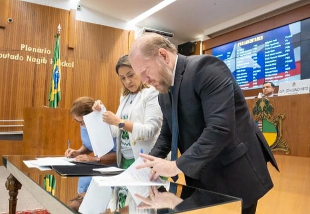 Presidente Othelino assina termo de cooperação com a Cooresema para que a instituição receba os materiais recicláveis descartados 