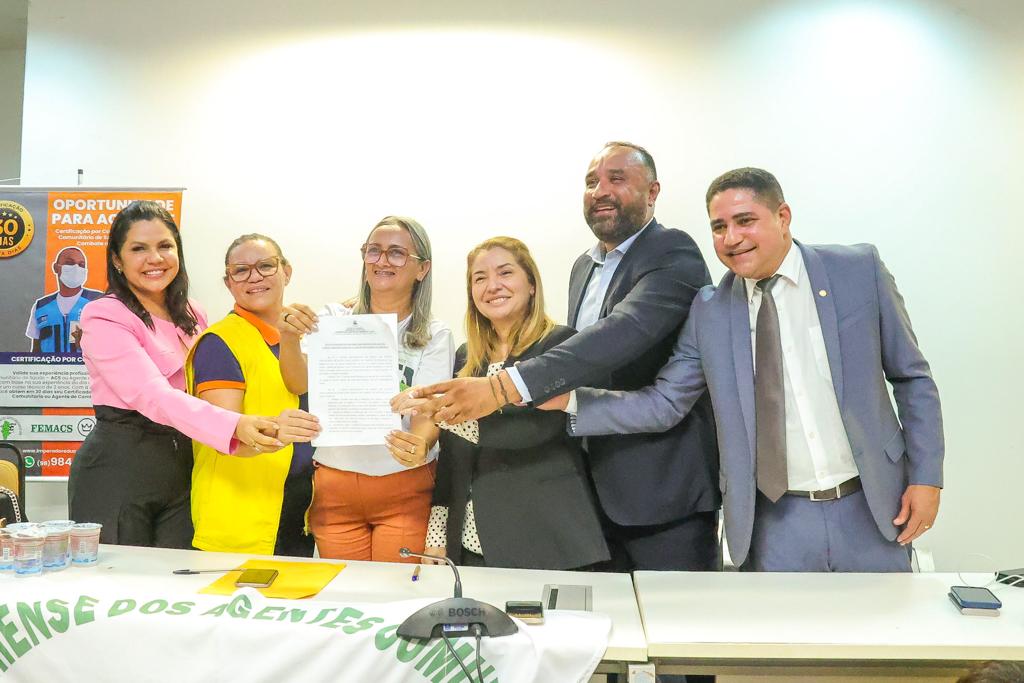 Deputados e lideranças da categoria mostram o termo de implantação da Frente Parlamentar em Defesa dos Agentes Comunitários de Saúde e de Endemias do Maranhão