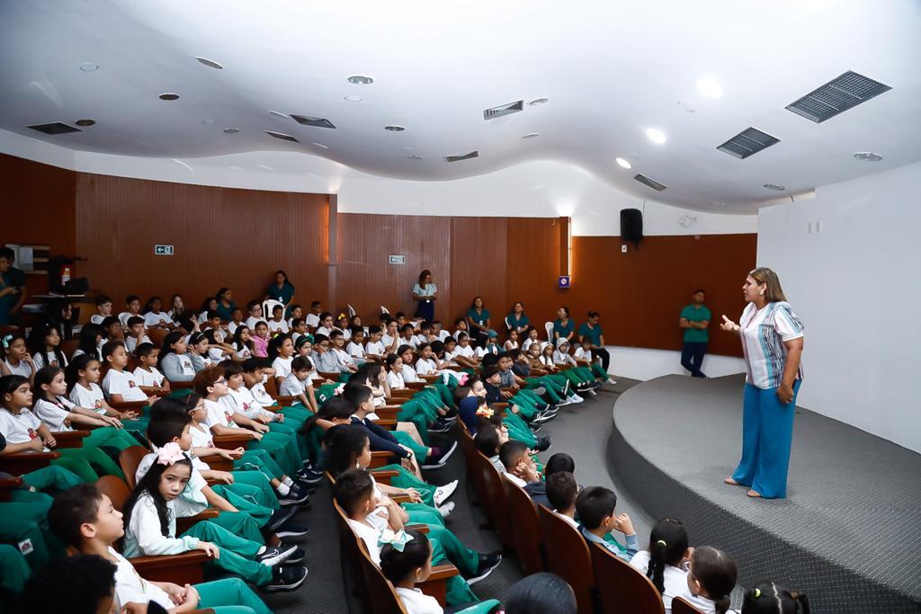 Diretora da Creche-Escola Sementinha, Cynthia Vieira, conversa com os alunos antes do início da sessão de cinema