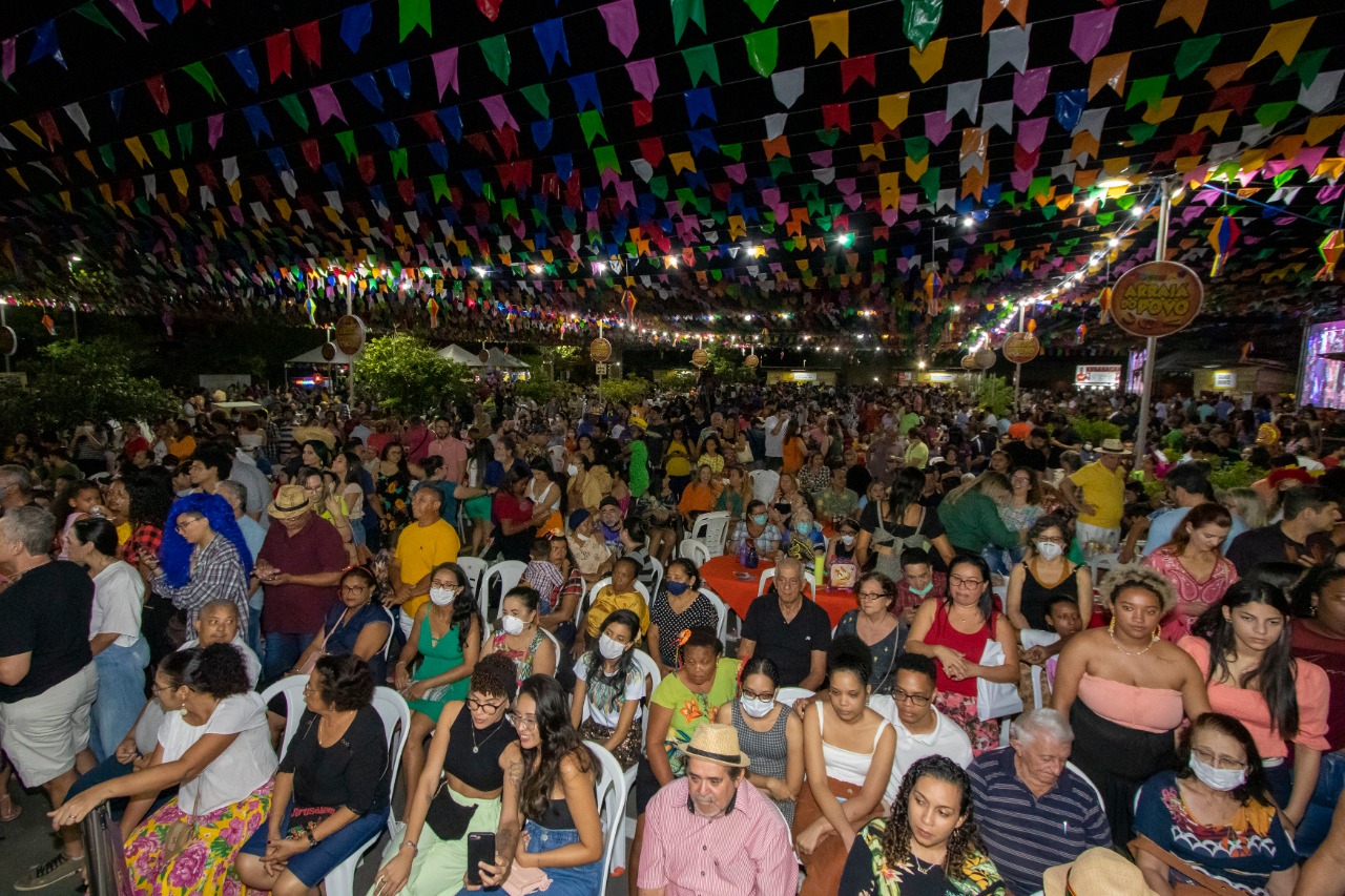 Cadeiras posicionadas em frente ao palco proporcionam mais conforto para que pessoas idosas também possam assistir às apresentações dos grupos folclóricos