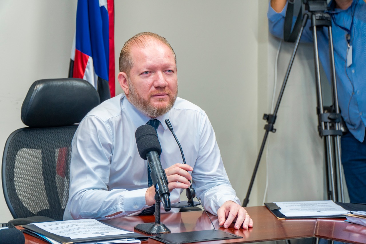 Othelino Neto anuncia votação de PL que reduz  mensalidade de escolas e faculdades em 30%