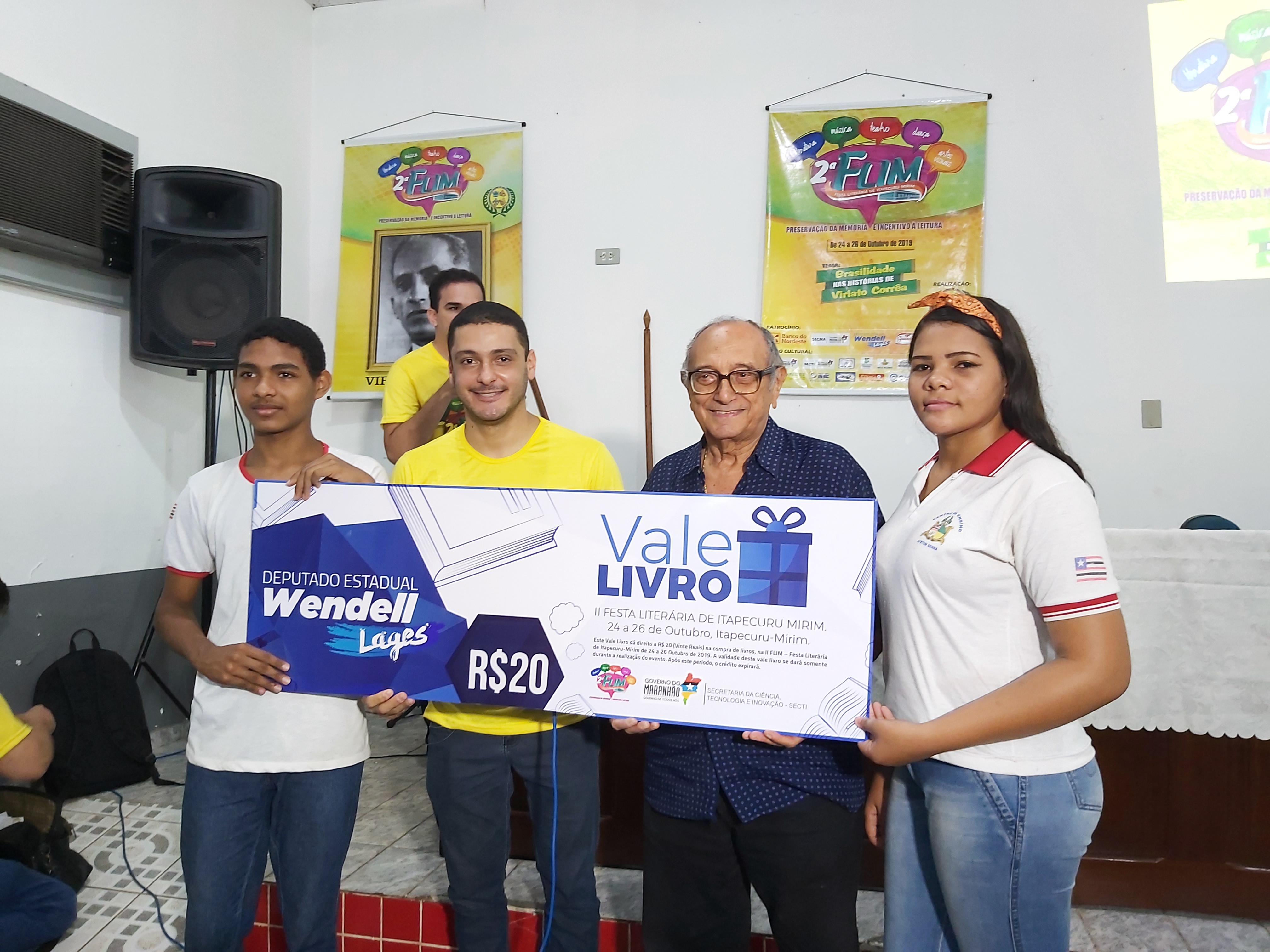Wendell Lages  durante entrega de vale-livro 