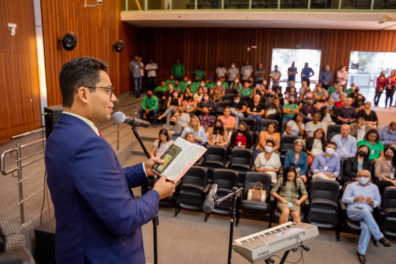 Pastor Társis Damasceno de Macedo, da Assembleia de Deus, cantou e leu trechos bíblicos durante a celebração 