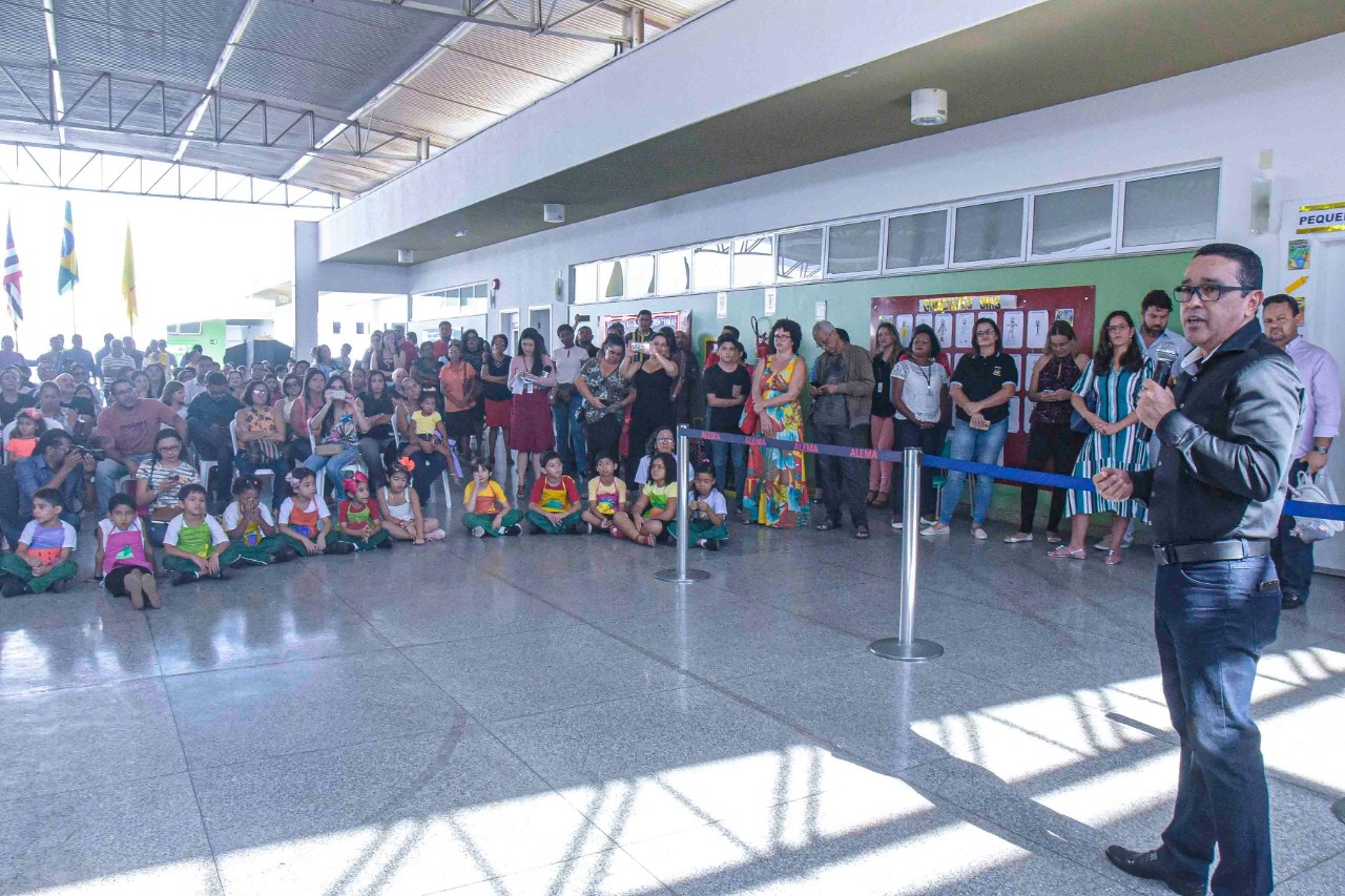 O escritor Elvis Franco, autor da obra "Do Palco da Escola”, ministrou palestra na Mostra Cultural 