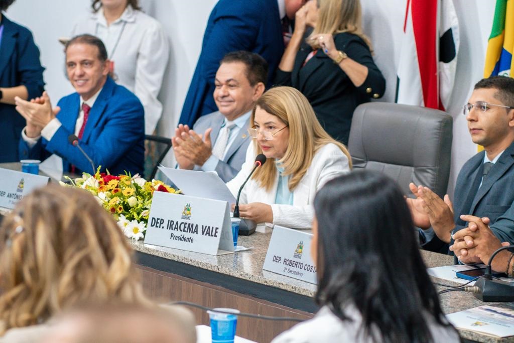 Parlamentares durante a sessão solene de abertura dos trabalhos da 