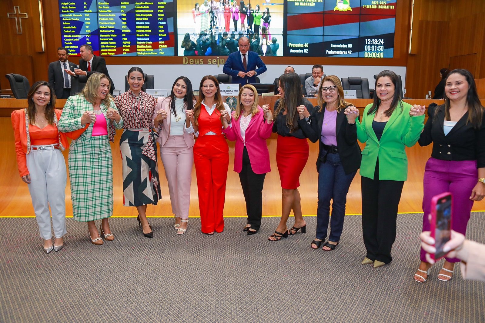 Deputada Abigail com colegas de Parlamento após discurso de despedida no Plenário para assumir a SEMU 