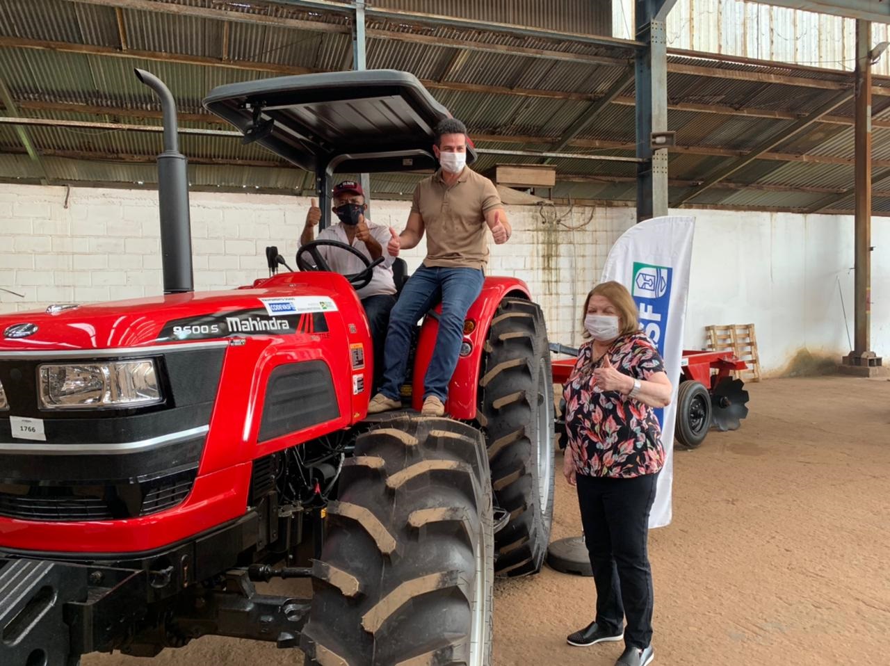 Cleide Coutinho e Gil Cutrim beneficiaram povoados caxienses com entrega de trator para melhoria da produção agrícola 