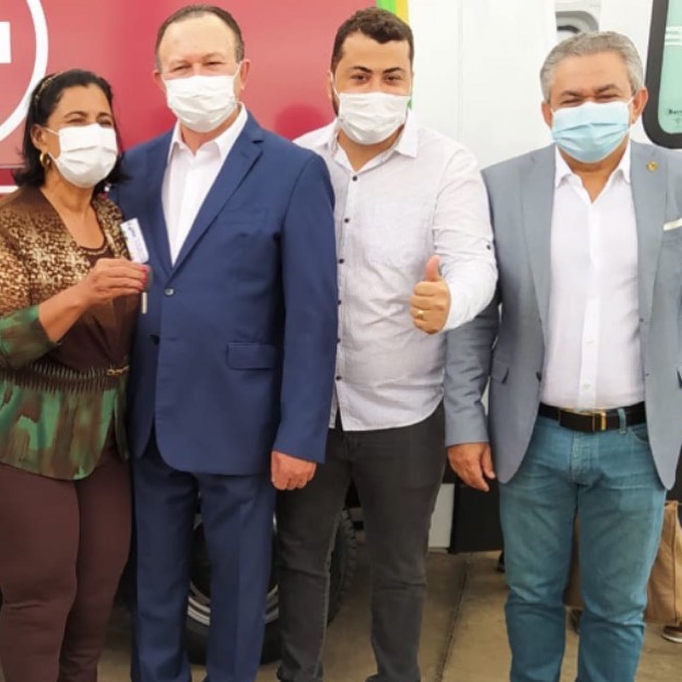 Antônio Pereira na solenidade de entrega da ambulância, ao lado do vice-governador Carlos Brandão e da prefeita Marília Gonçalves