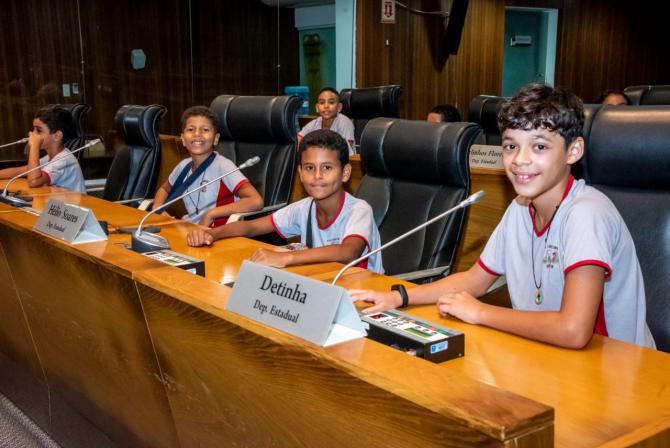 Grupo de estudantes visita as dependências da Assembleia