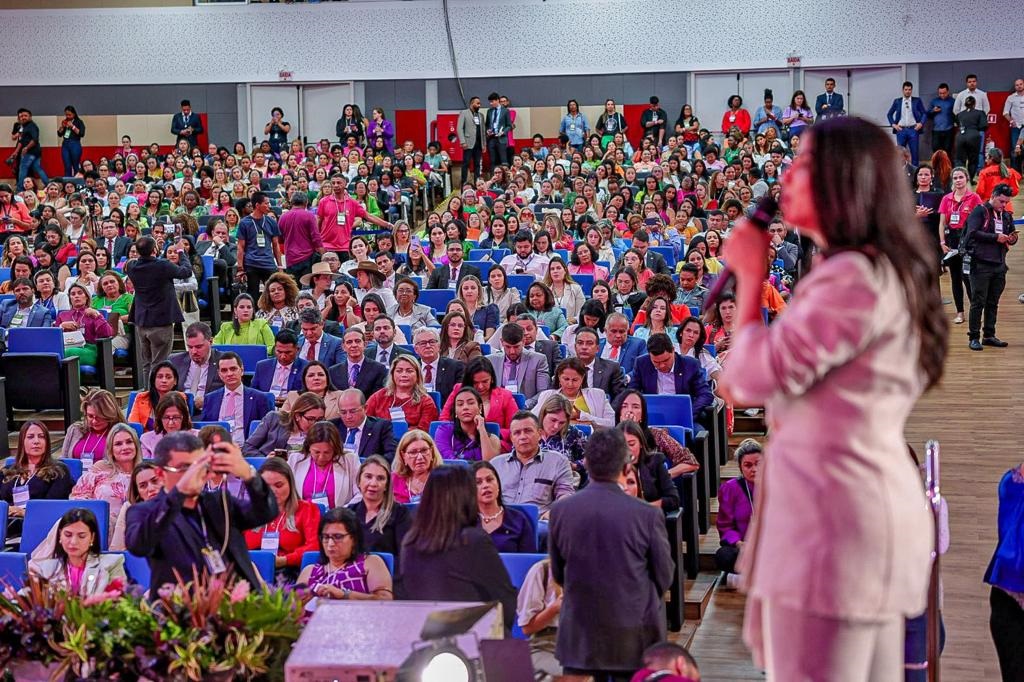 Deputada Daniella, procuradora da Mulher da Alema, fez uma saudação especial às delegações presentes ao evento 