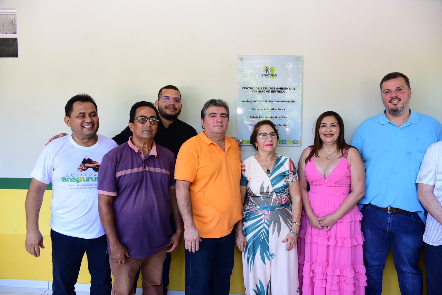 Deputado Rodrigo Lago, prefeita Professora Vanderly e demais autoridades durante inauguração de obra