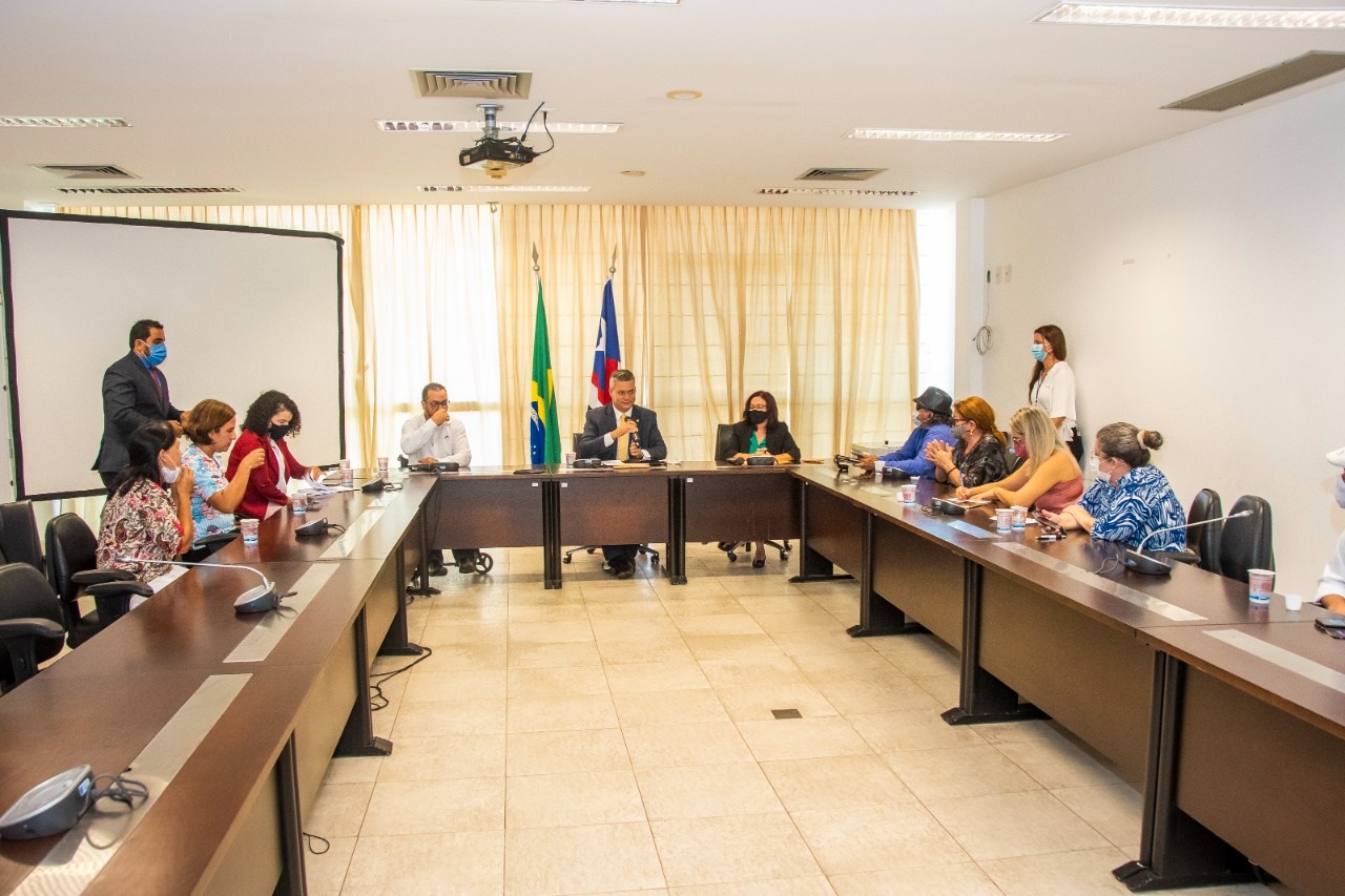 A entrega do documento a Neto Evangelista foi feita durante reunião com o deputado na Assembleia