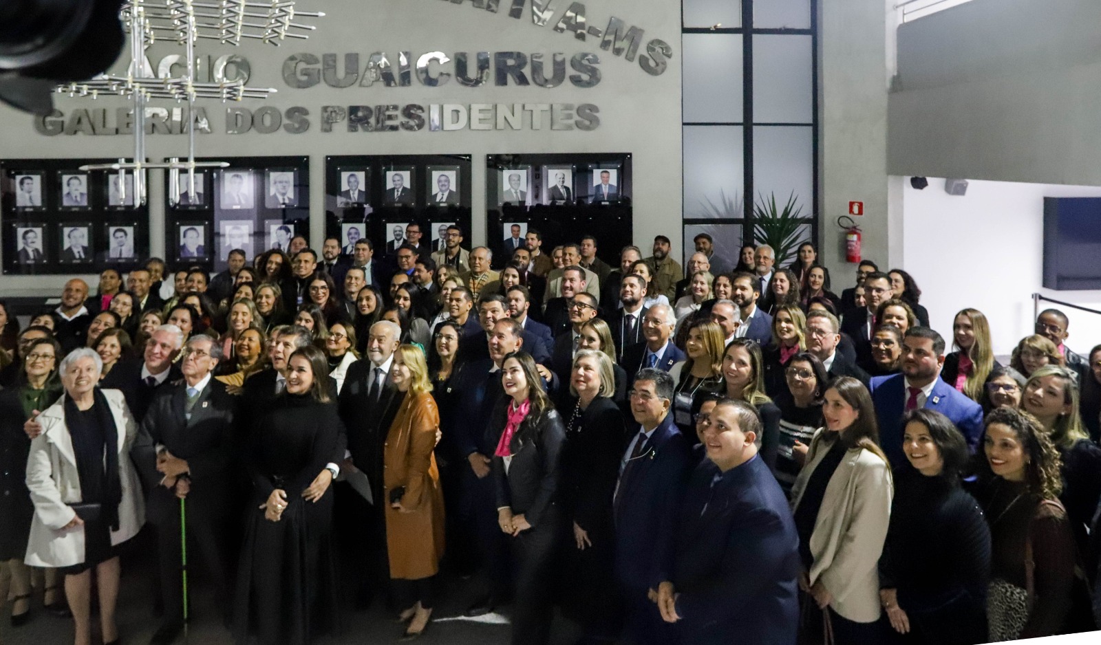 Luis Trabulsi e Efraim Soares com demais participantes do 37º Encontro da Associação Brasileira das Escolas do Legislativo e de Contas 