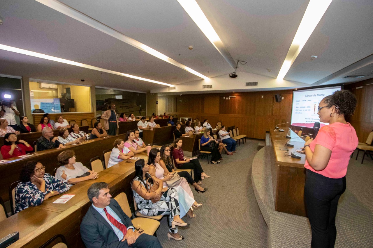 Palestra sobre prevenção ao câncer de mama é ministrada para alertar sobre a doença