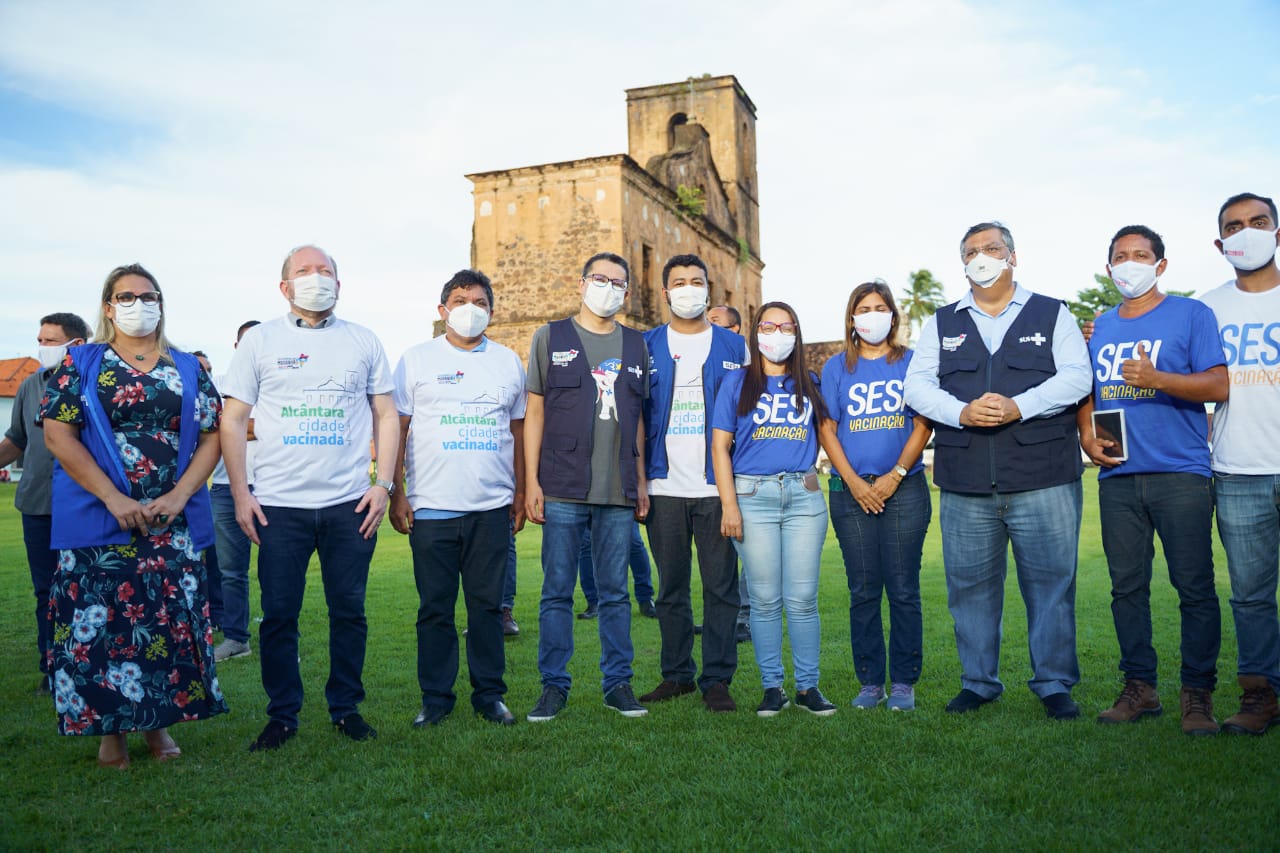 Em Alcântara, Othelino Neto, Flávio Dino e demais autoridades visitam locais de vacinação contra a Covid-19 instalados no município