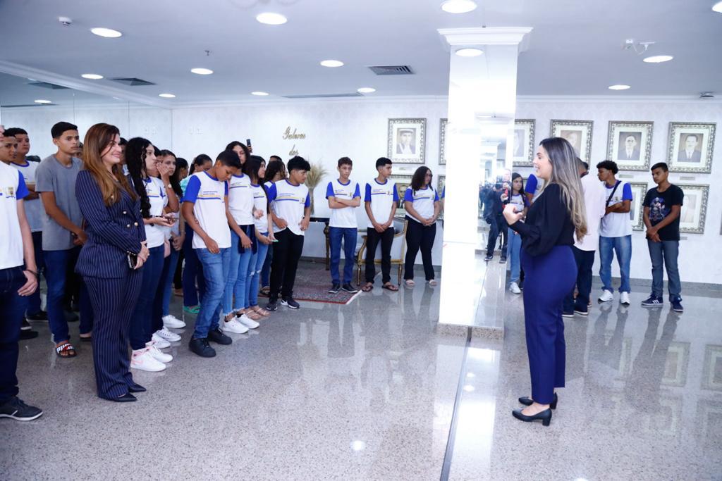 Alunos de escola de Poção de Pedras visitam a Alema e conhecem funcionamento da Casa
