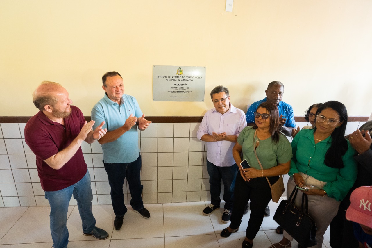 Presidente da Assembleia após o descerramento da placa na reinauguração do Centro de Ensino Nossa Senhora da Assunção na cidade de Guimarães