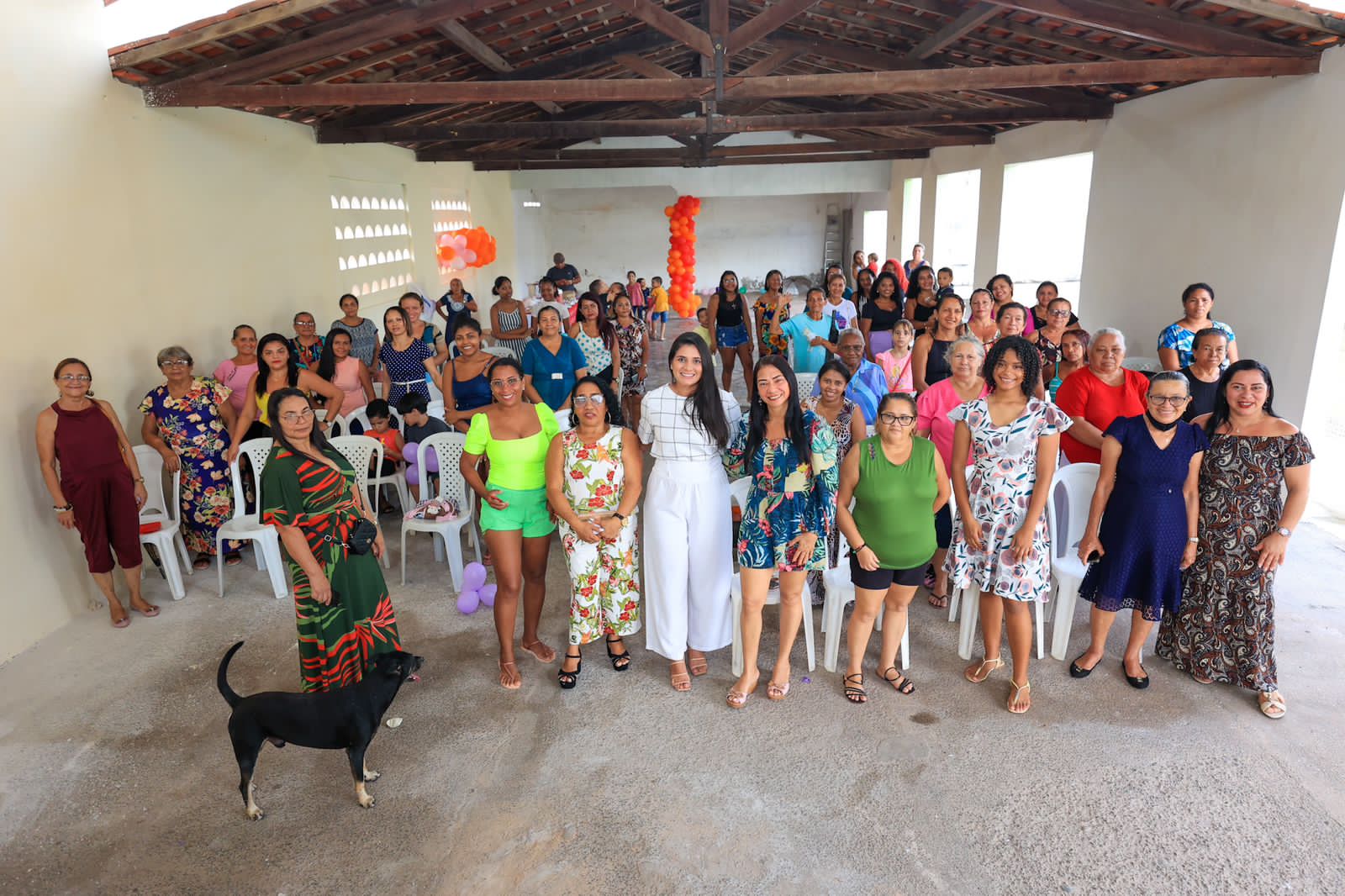 Mães, que participam de projeto apoiado por Osmar Filho, com a esposa do deputado, Clara Gomes