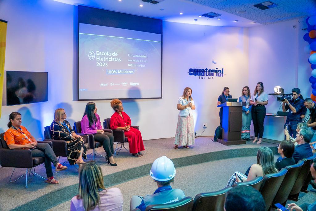 Iracema Vale prestigia aula inaugural da primeira turma de mulheres da Escola de Eletricistas da Equatorial