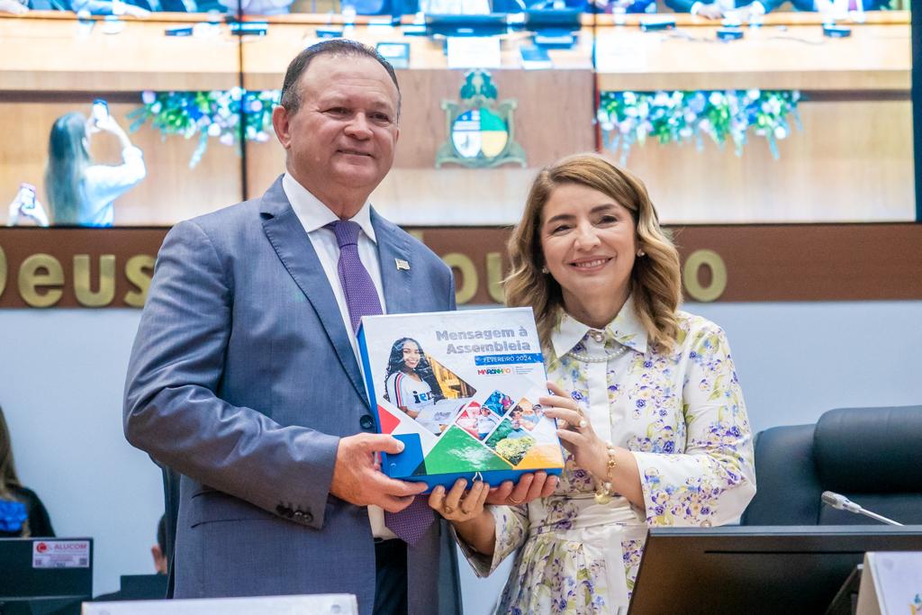 Carlos Brandão entrega à presidente da Alema, Iracema Vale, o documento contendo as ações que deverão ser realizadas pelo governo estadual