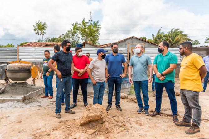 Othelino vistoria obras do Hospital de Turilândia realizadas com sua solicitação