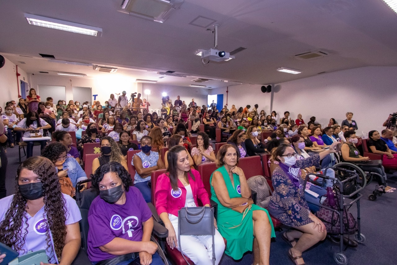 Seminário contou com a participação de dezenas de mulheres, que discutiram a ampliação da representatividade feminina na política 