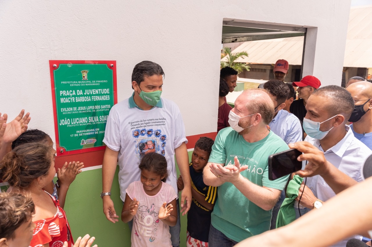 Othelino participa da solenidade de inauguração da Praça da Juventude em Pinheiro, ao lado do prefeito Luciano Genésio