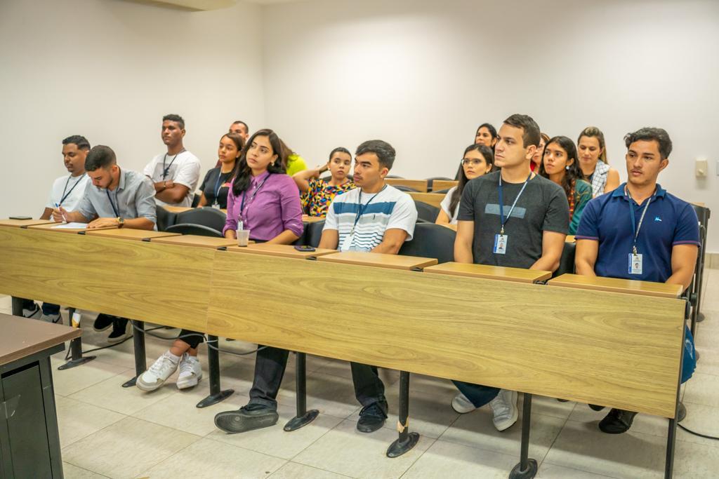 Grupo de estagiários da Alema atento à palestra motivacional promovida pela Diretoria de Recursos Humanos